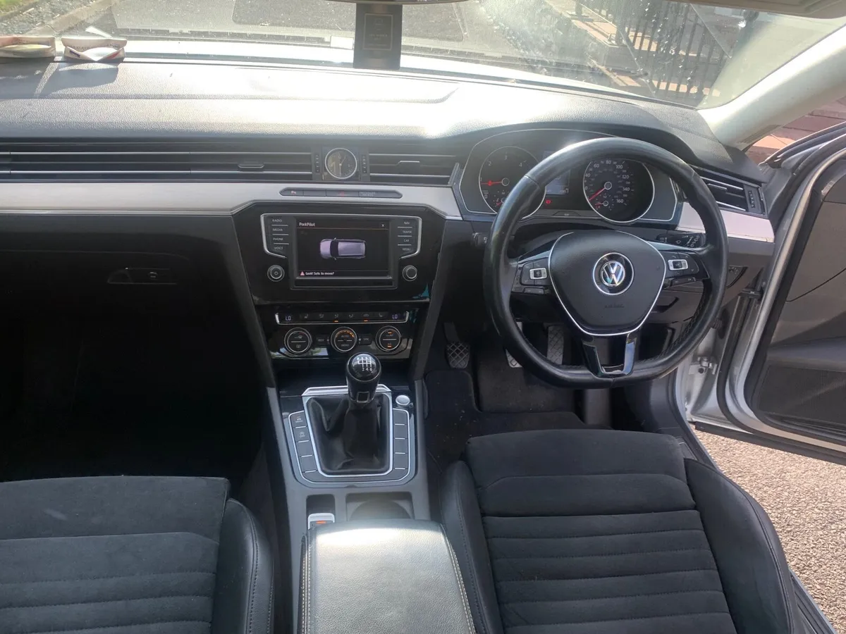 Volkswagen Passat 2015 - Image 2