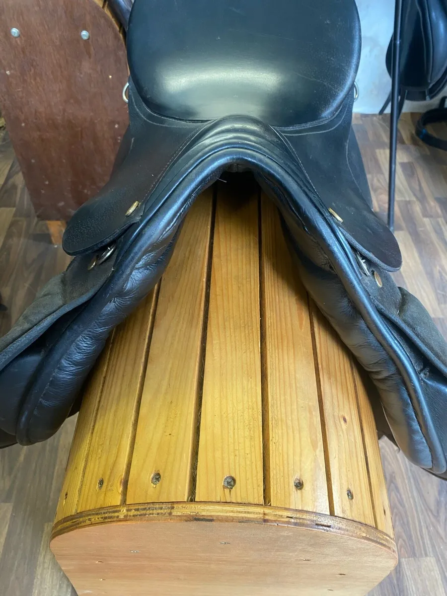 JC 17” WIDE black Leather saddle - Image 2