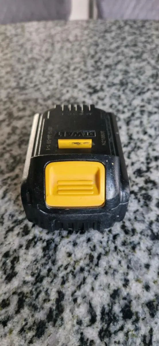DeWalt 18V 4.0Ah Li-Ion XR Battery - Image 3