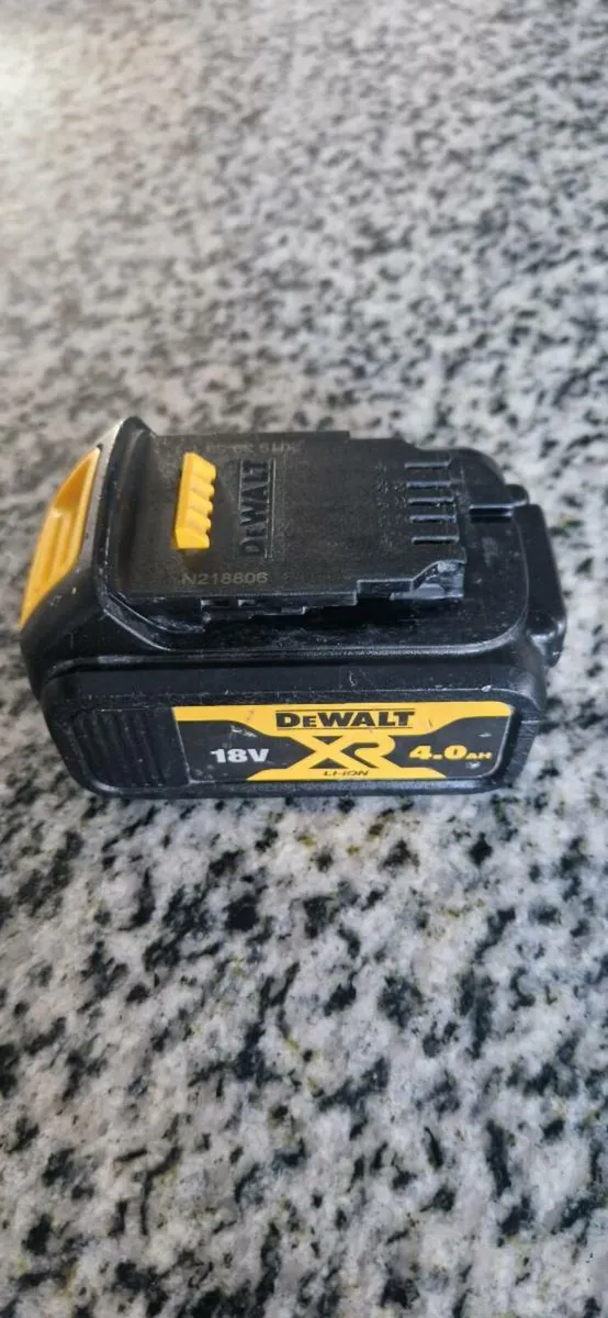 DeWalt 18V 4.0Ah Li-Ion XR Battery - Image 4