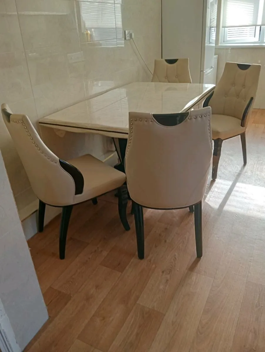 Marvel effect dining table  x,, 4 chairs - Image 3