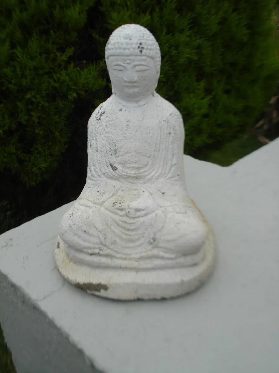 SMALL WHITE  CONCRETE GARDEN  BUDDHA STATUE. - Image 2