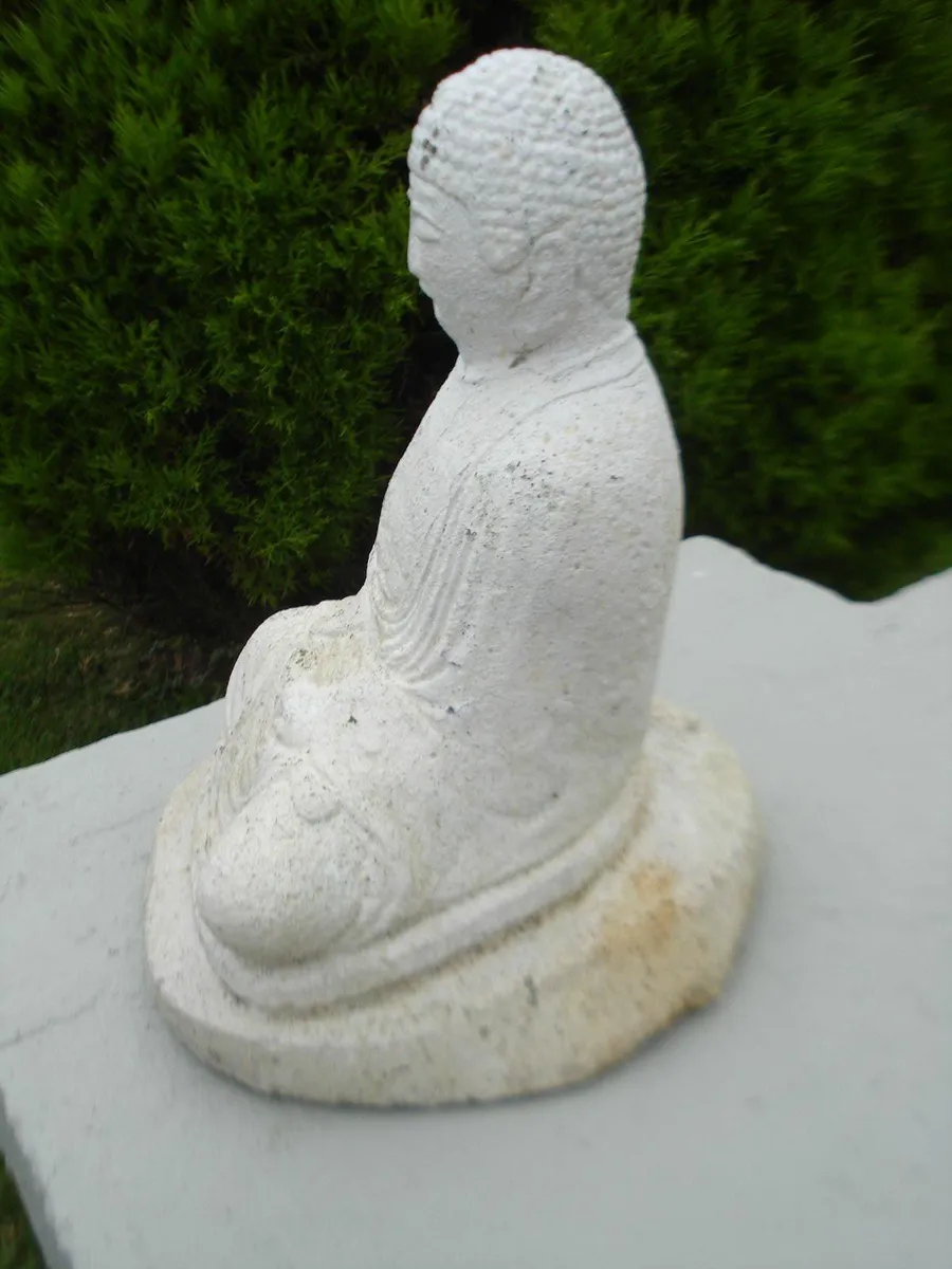 SMALL WHITE  CONCRETE GARDEN  BUDDHA STATUE. - Image 3