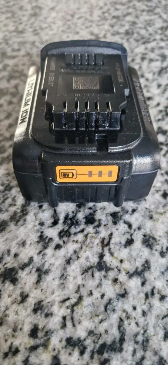 DeWalt McLaren 18V 5.0Ah Battery - Image 4