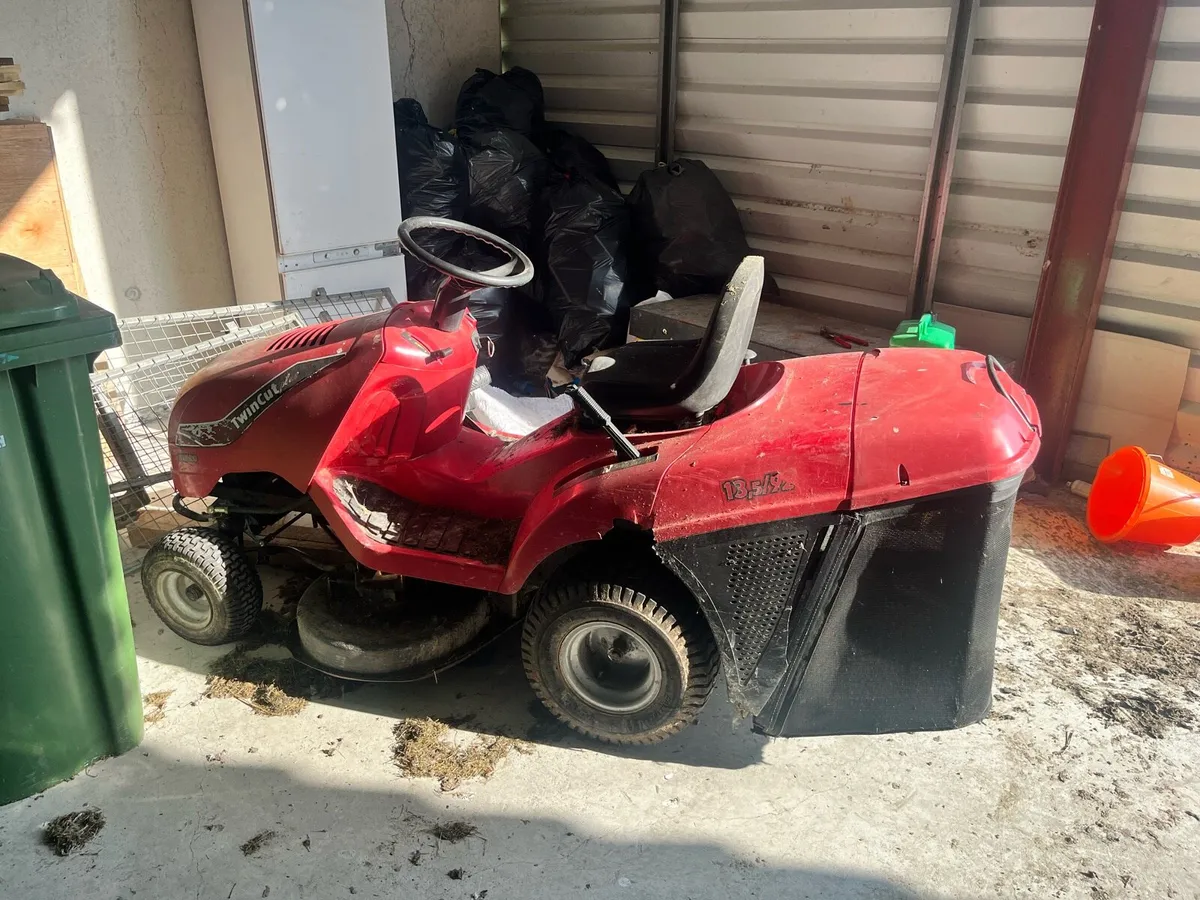 Ride on lawnmower - Image 1