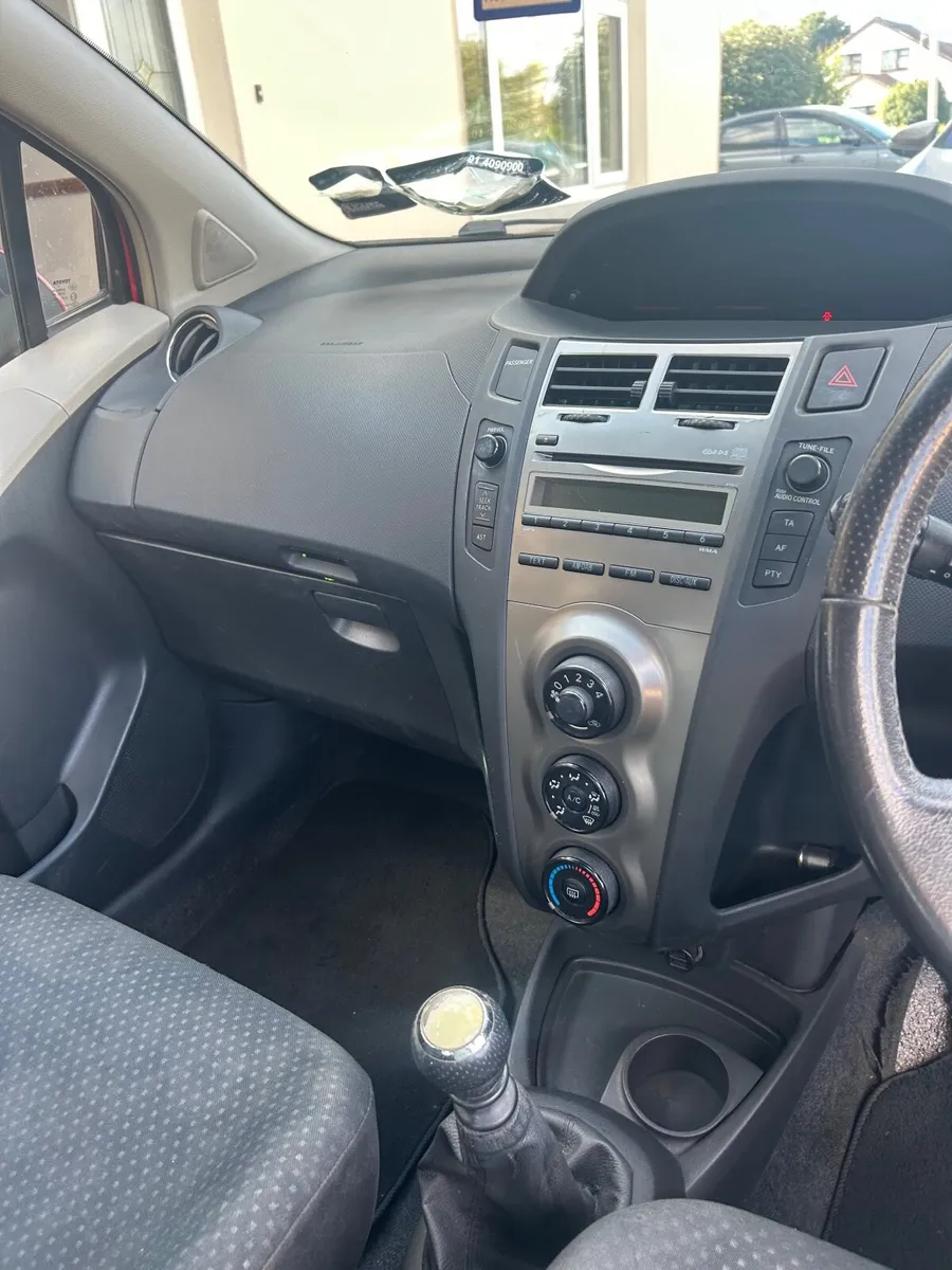 Toyota Yaris 2010 - Image 2