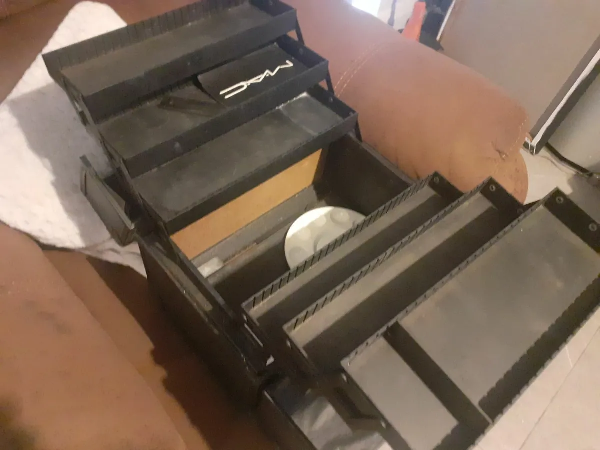 Professional Makeup Train Case with 6 Tier Storage - Image 2
