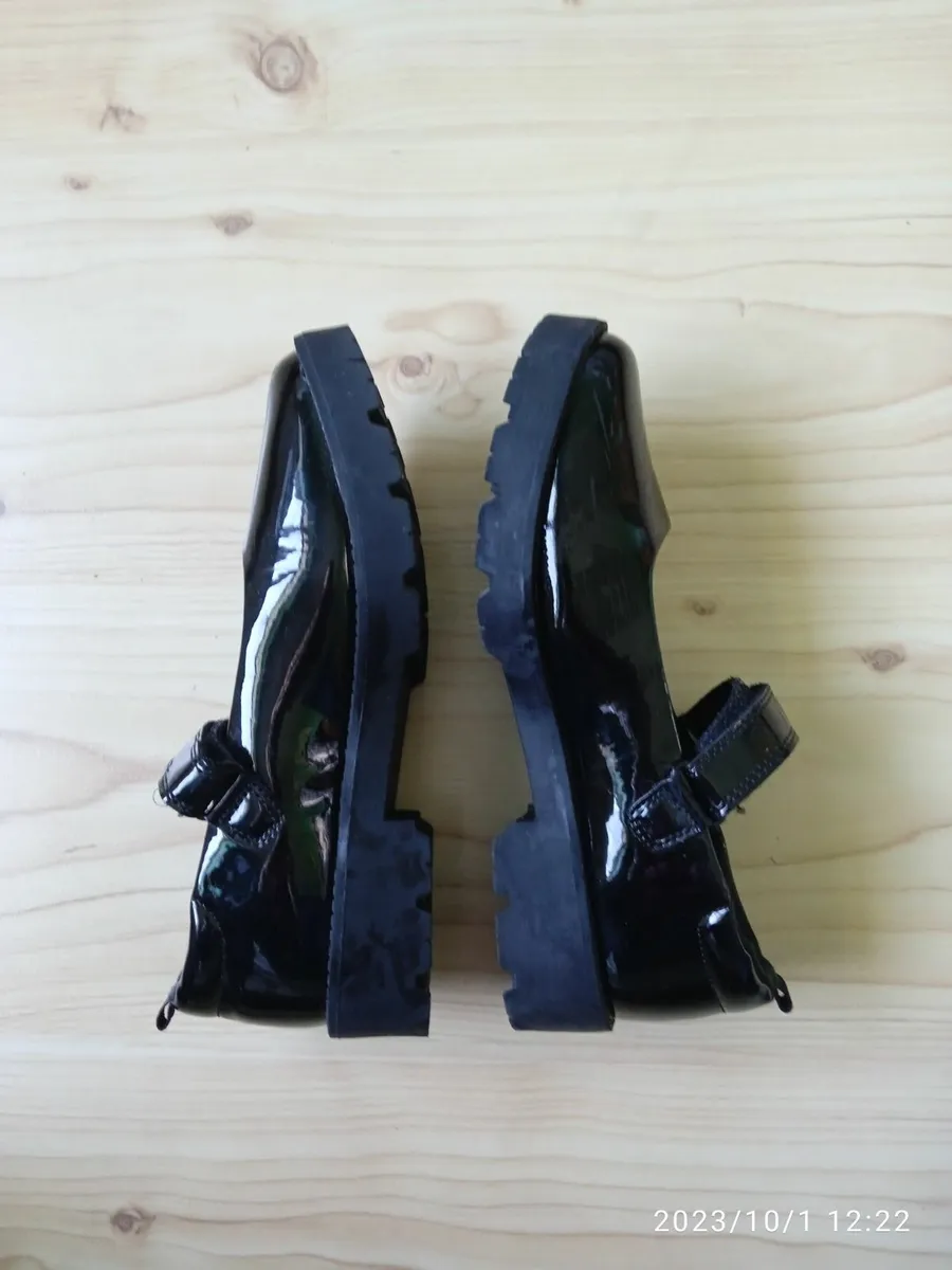 2 pairs girls shoes - Image 2
