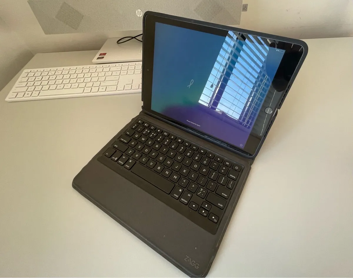 8th gen iPad - Image 1
