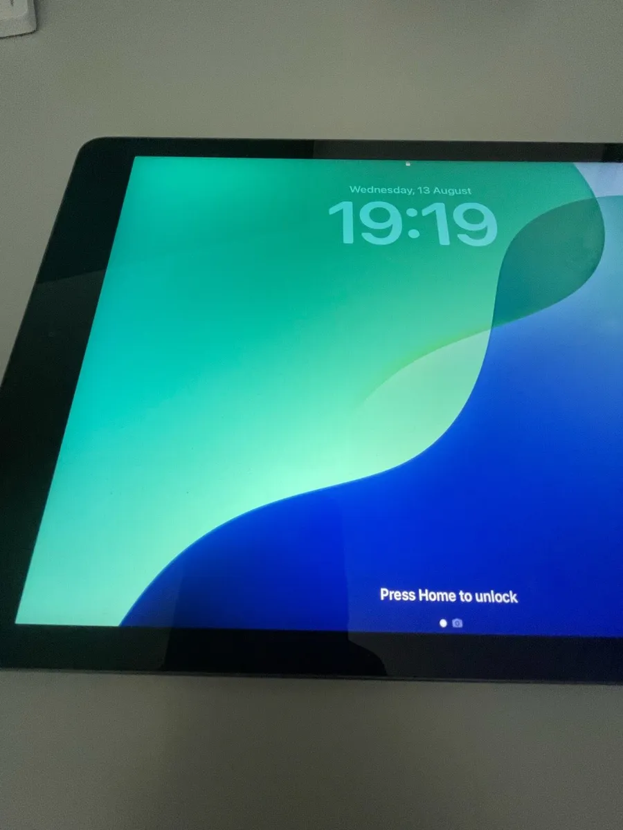 8th gen iPad - Image 4
