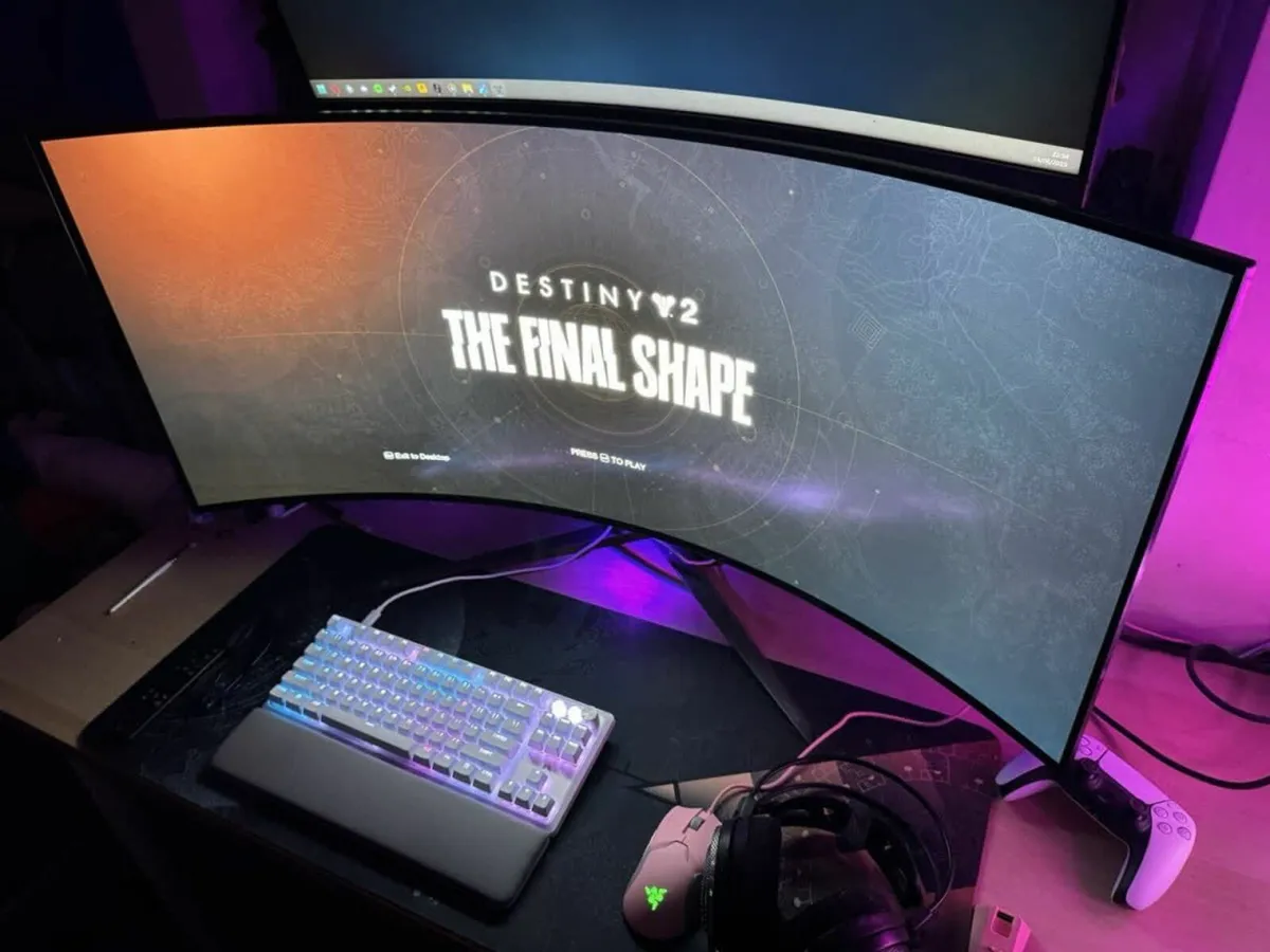LG UltraGear Gaming Monitor OLED Curved - Image 1