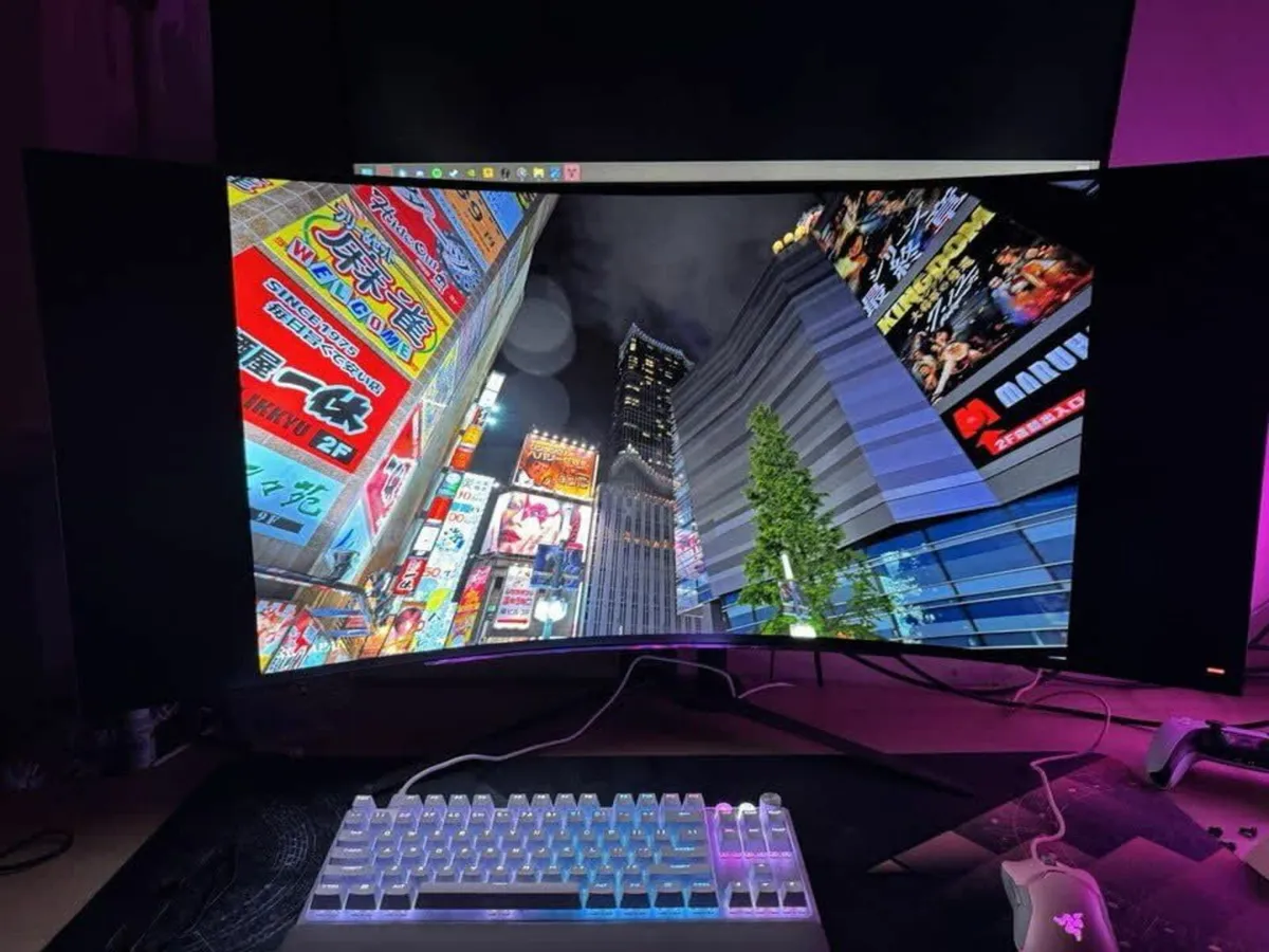 LG UltraGear Gaming Monitor OLED Curved - Image 4