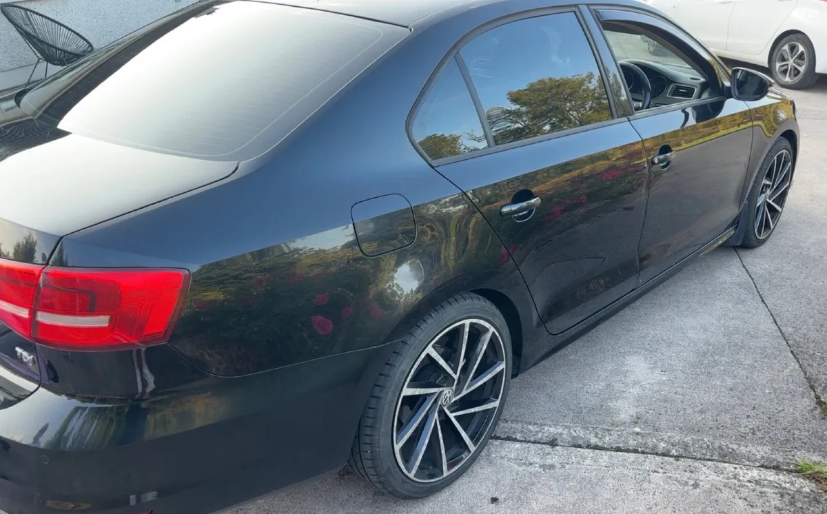 Volkswagen Jetta 2015 - Image 3