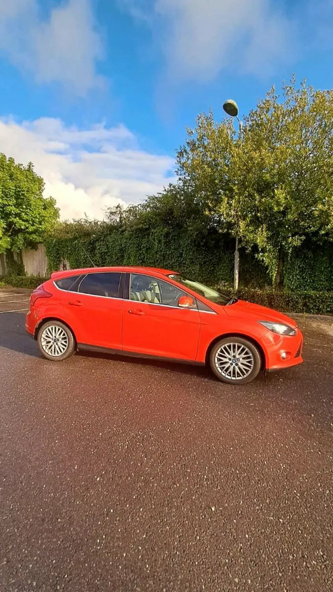Ford Focus Zetec Red - Image 2