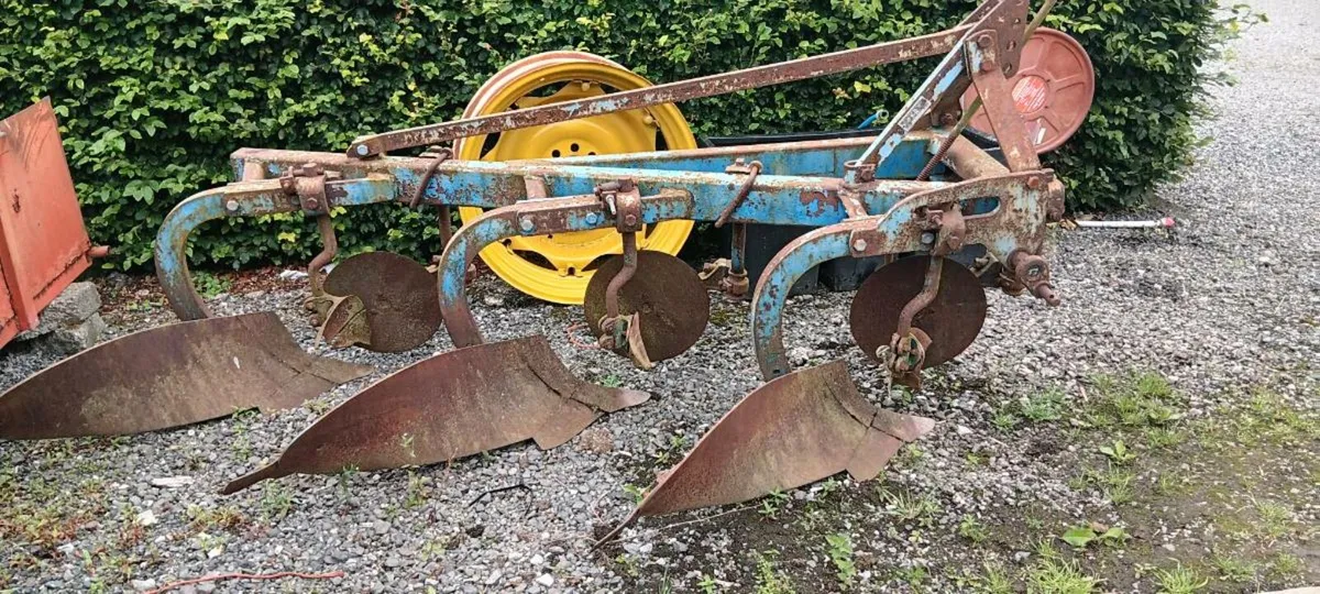 Ransomes FR 3 furrow plough - Image 1