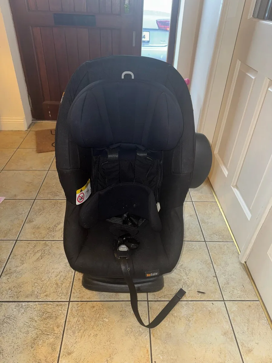 Rear facing car seat - Image 1