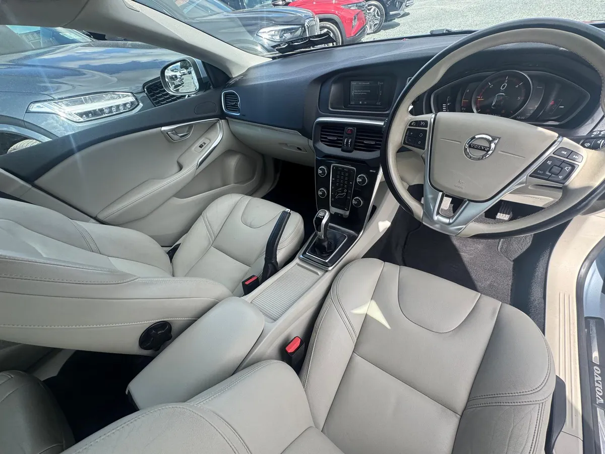 181 VOLVO V40 2.0D4 MOMENTUM ED LOW KMS - Image 3