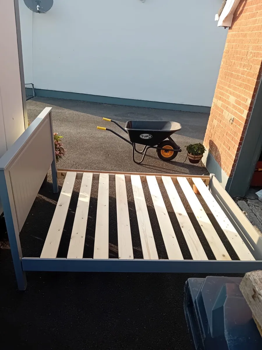 King size pine bed - Image 1