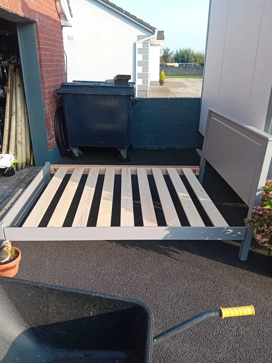 King size pine bed - Image 3
