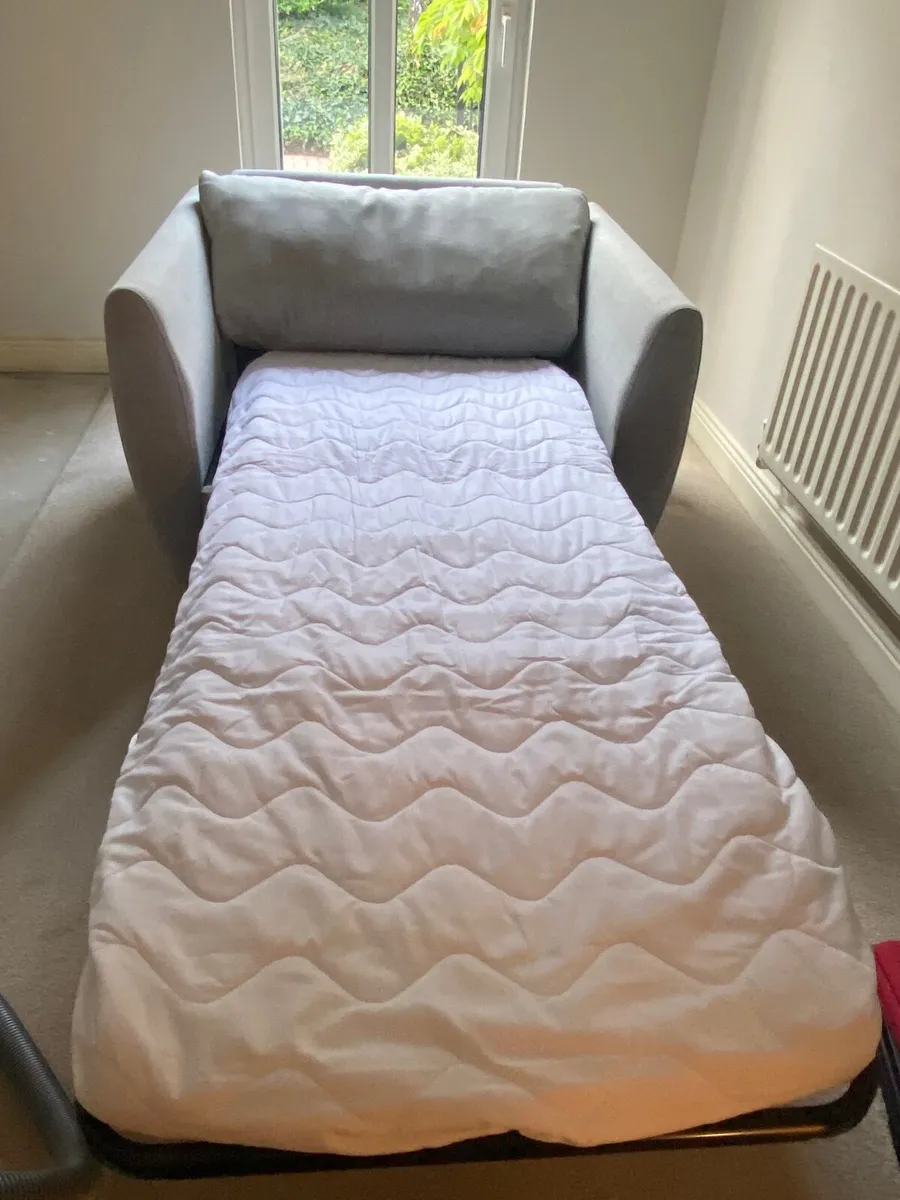 Single size chair bed in perfect condition - Image 3