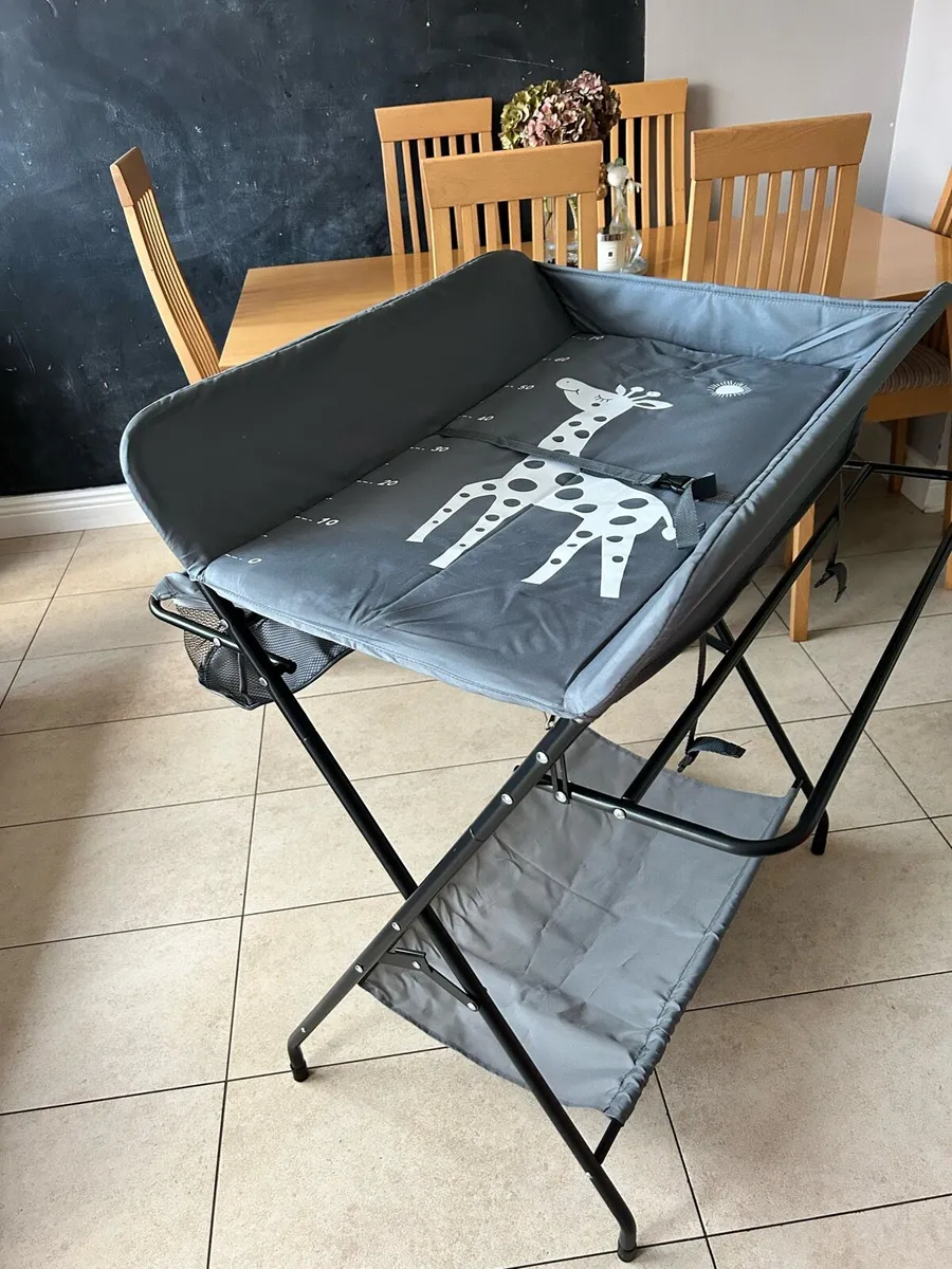 Baby changing table - Image 1