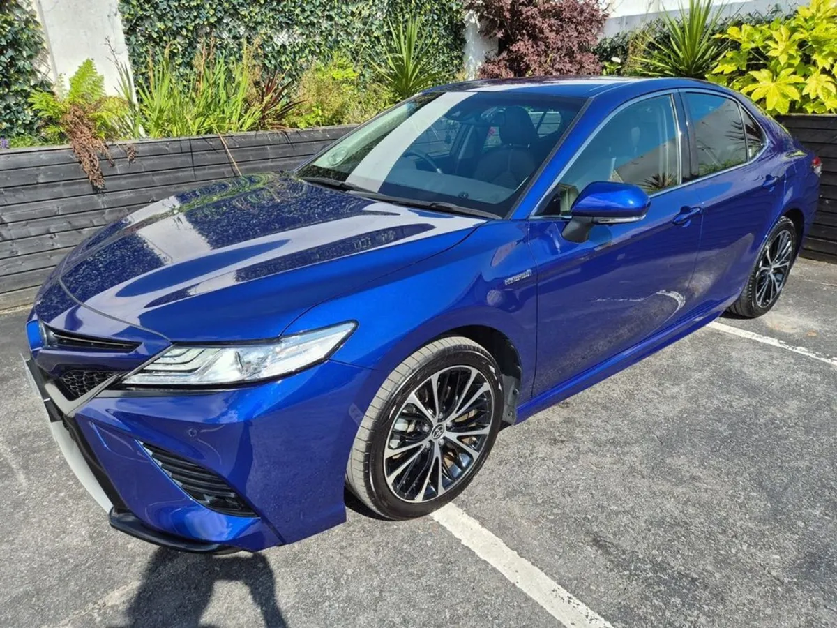 Toyota Camry 2.5 Hybrid / World Sport Edition SOL - Image 2
