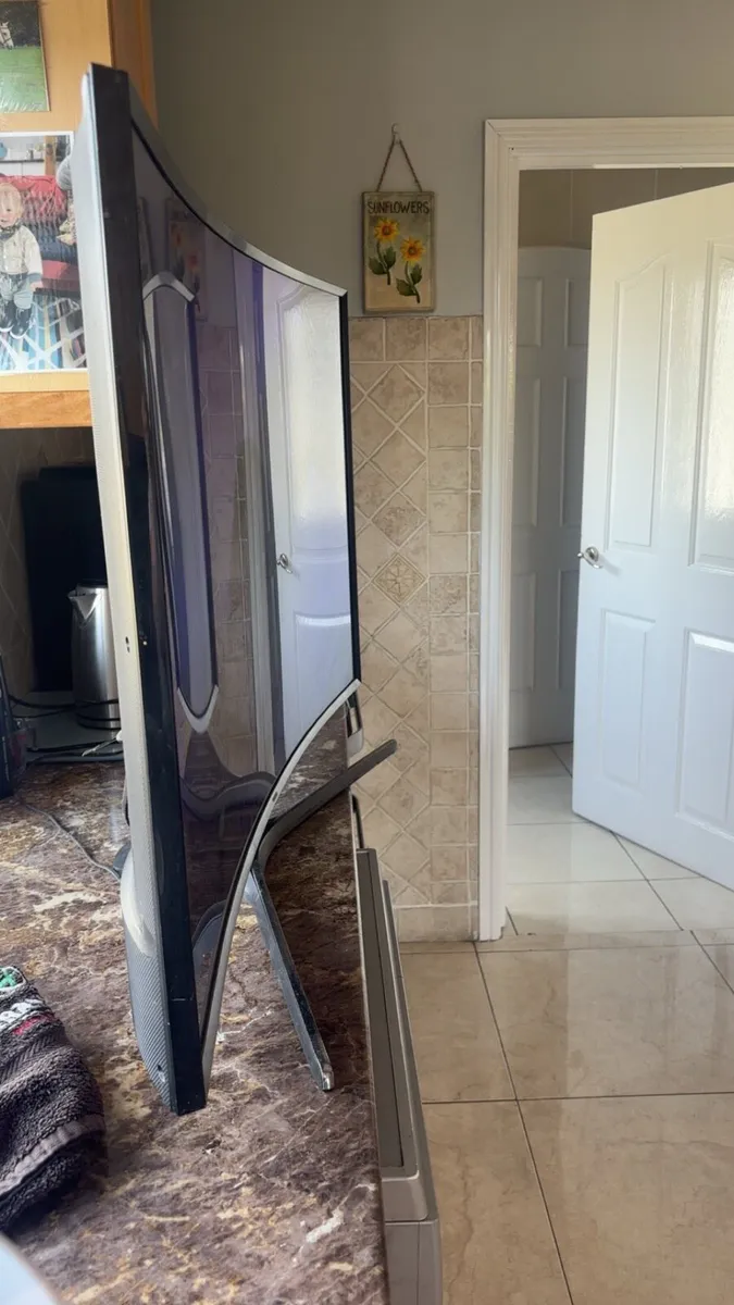Curved Samsung smart tv - Image 3