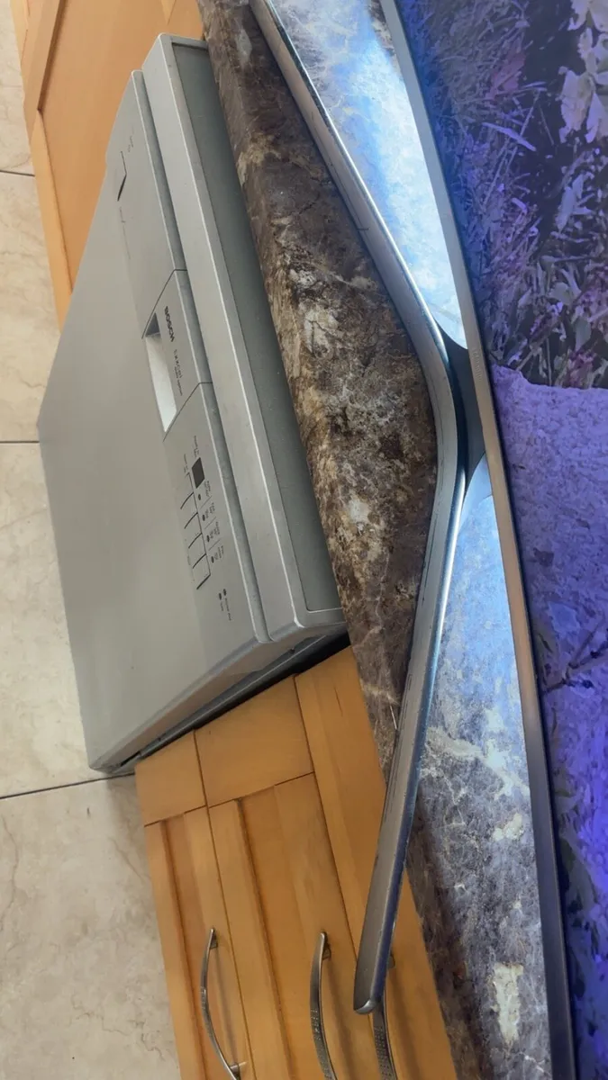 Curved Samsung smart tv - Image 4