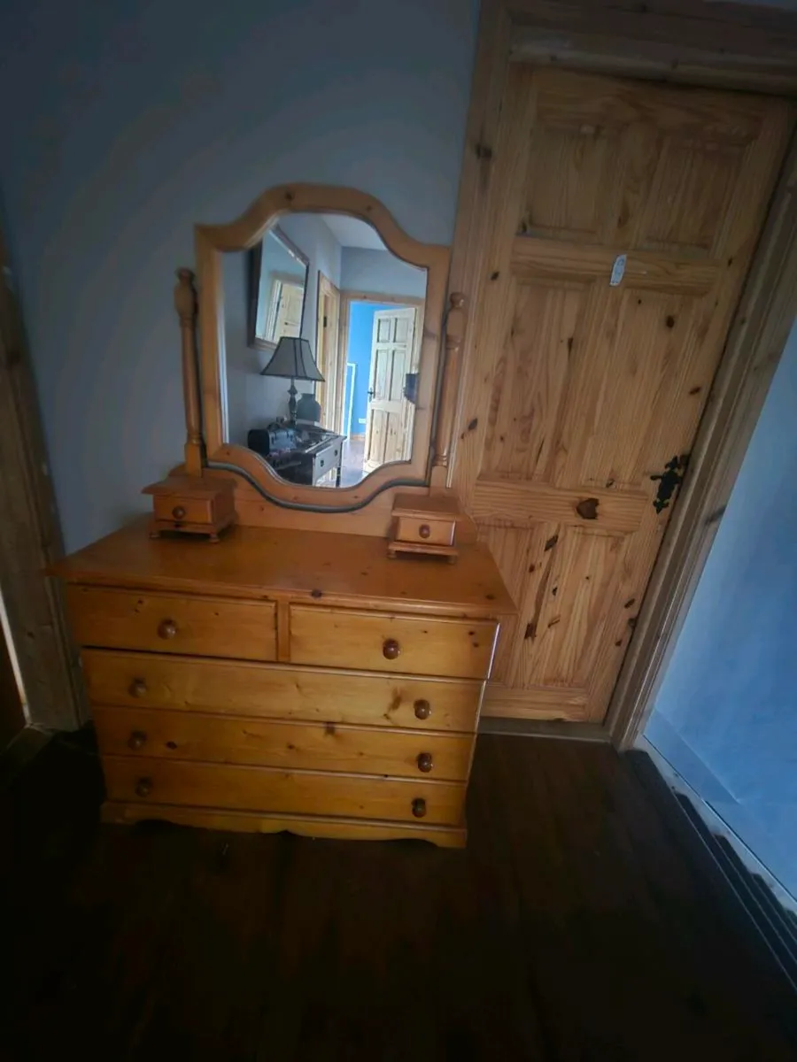 Chester drawer with mirror