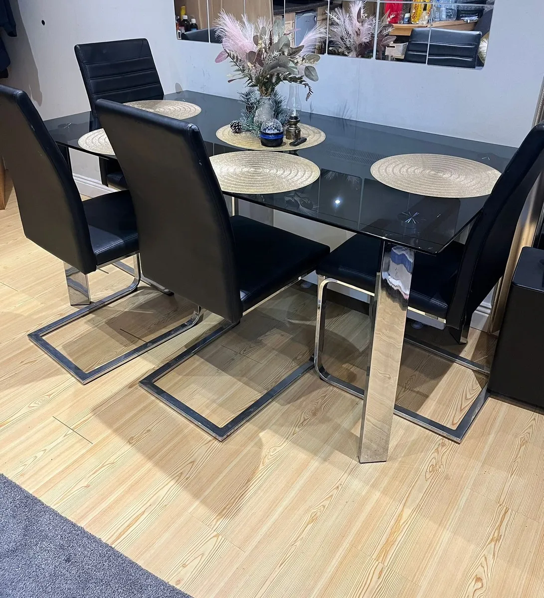 Table with 4 chairs - Image 1
