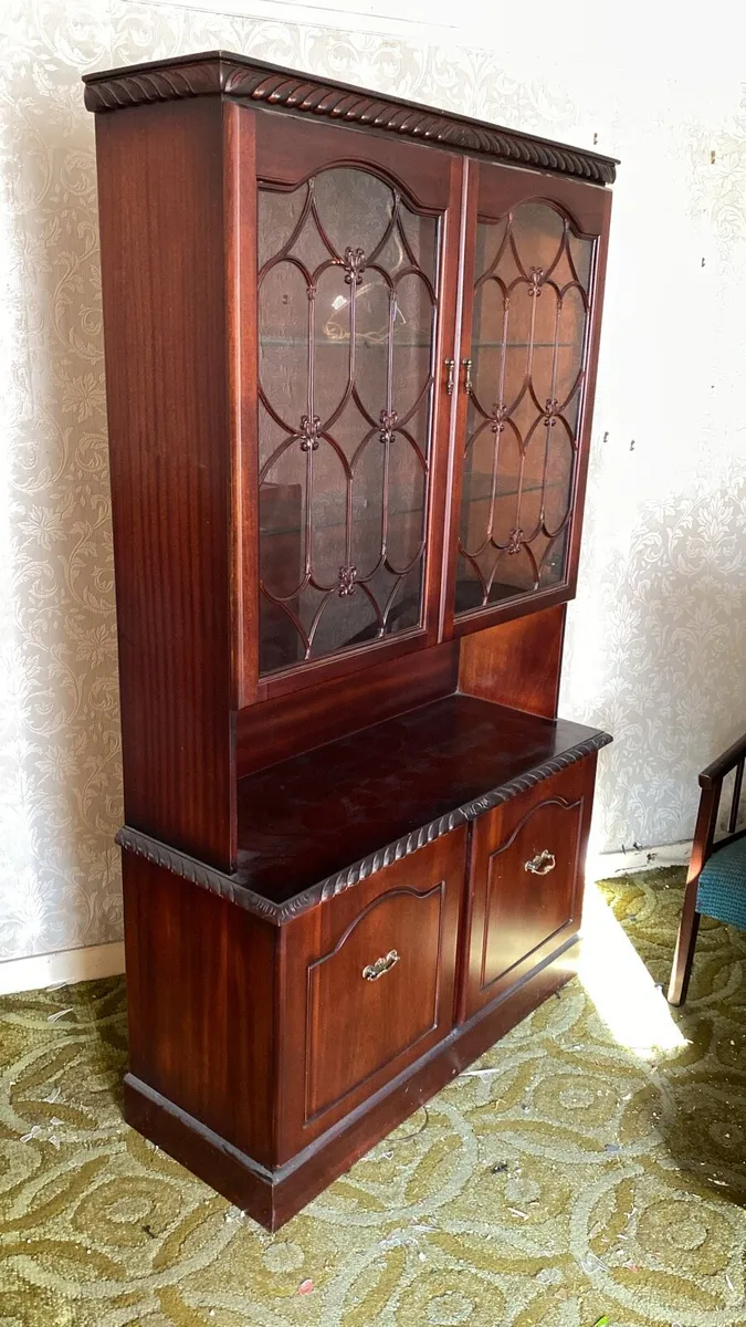 Cabinet - Image 1
