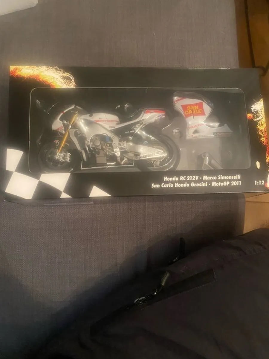 Minichamps Marco Simoncelli Gresini Honda 2011 - Image 1