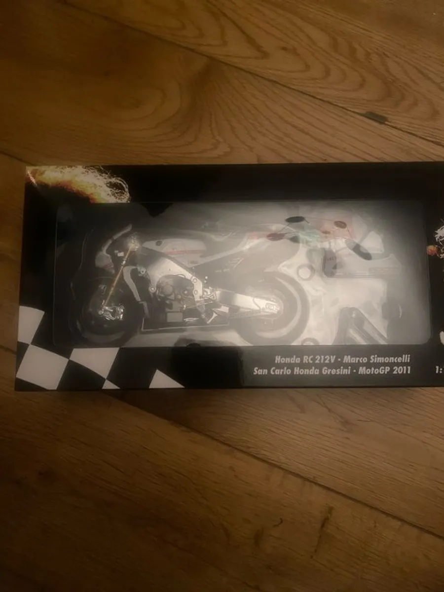 Minichamps Marco Simoncelli Gresini Honda 2011 - Image 2