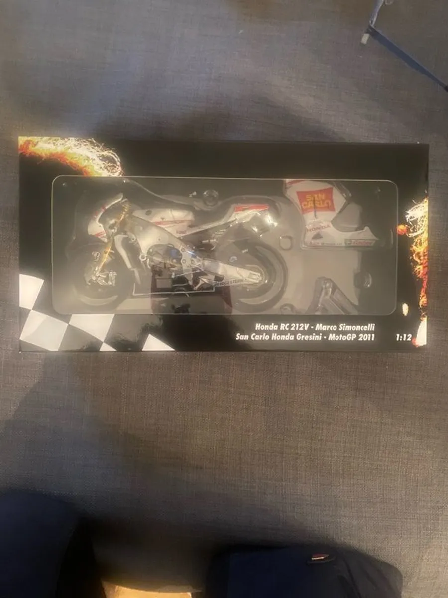 Minichamps Marco Simoncelli Gresini Honda 2011 - Image 3