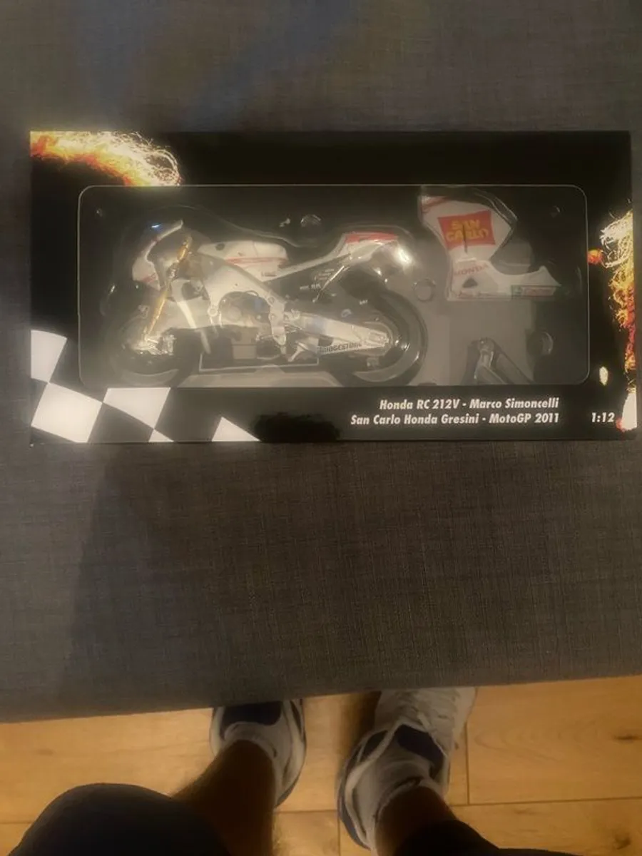 Minichamps Marco Simoncelli Gresini Honda 2011 - Image 4