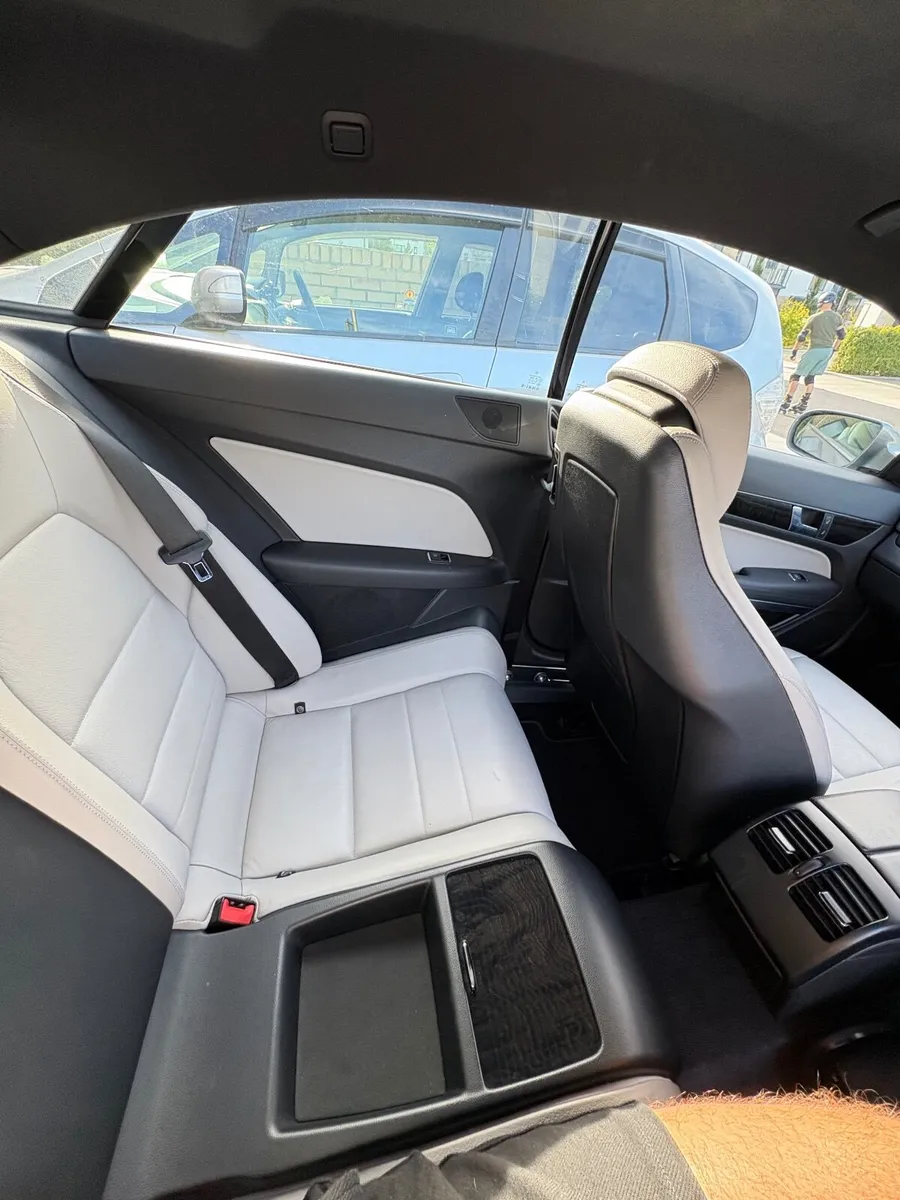 Mercedes-Benz E-Class 2010 - Image 4
