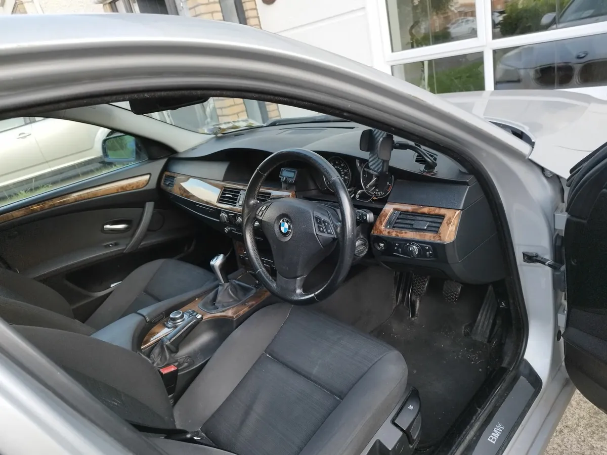 BMW 5-Series 2009 - Image 2