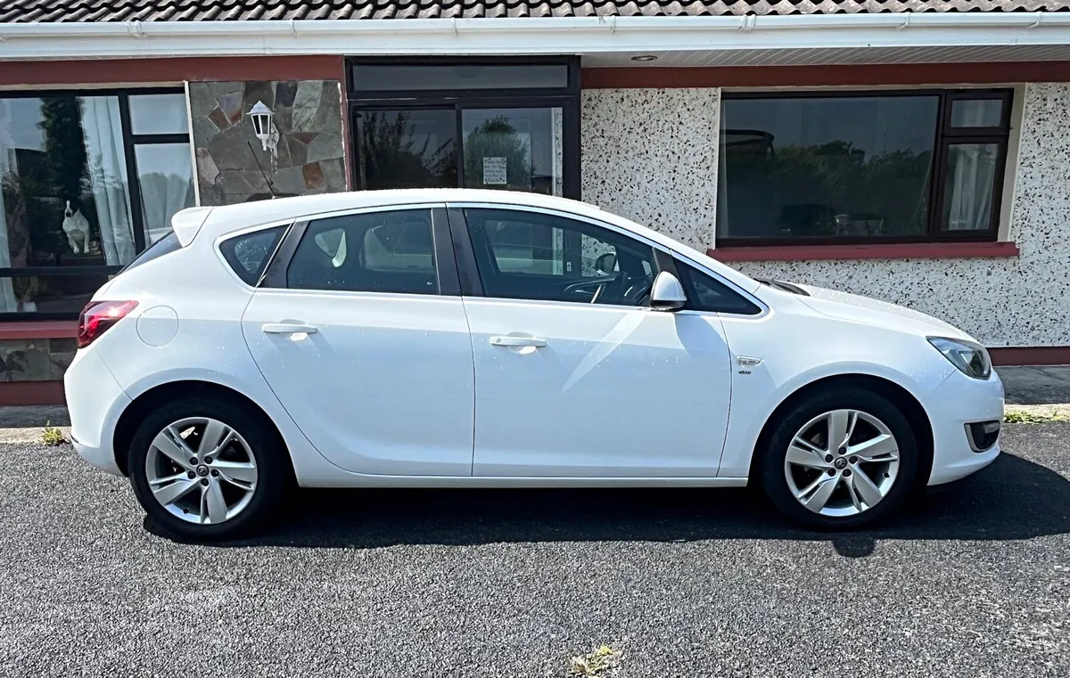 Vauxhall Astra 1.4 SRI Low Mileage - Image 2