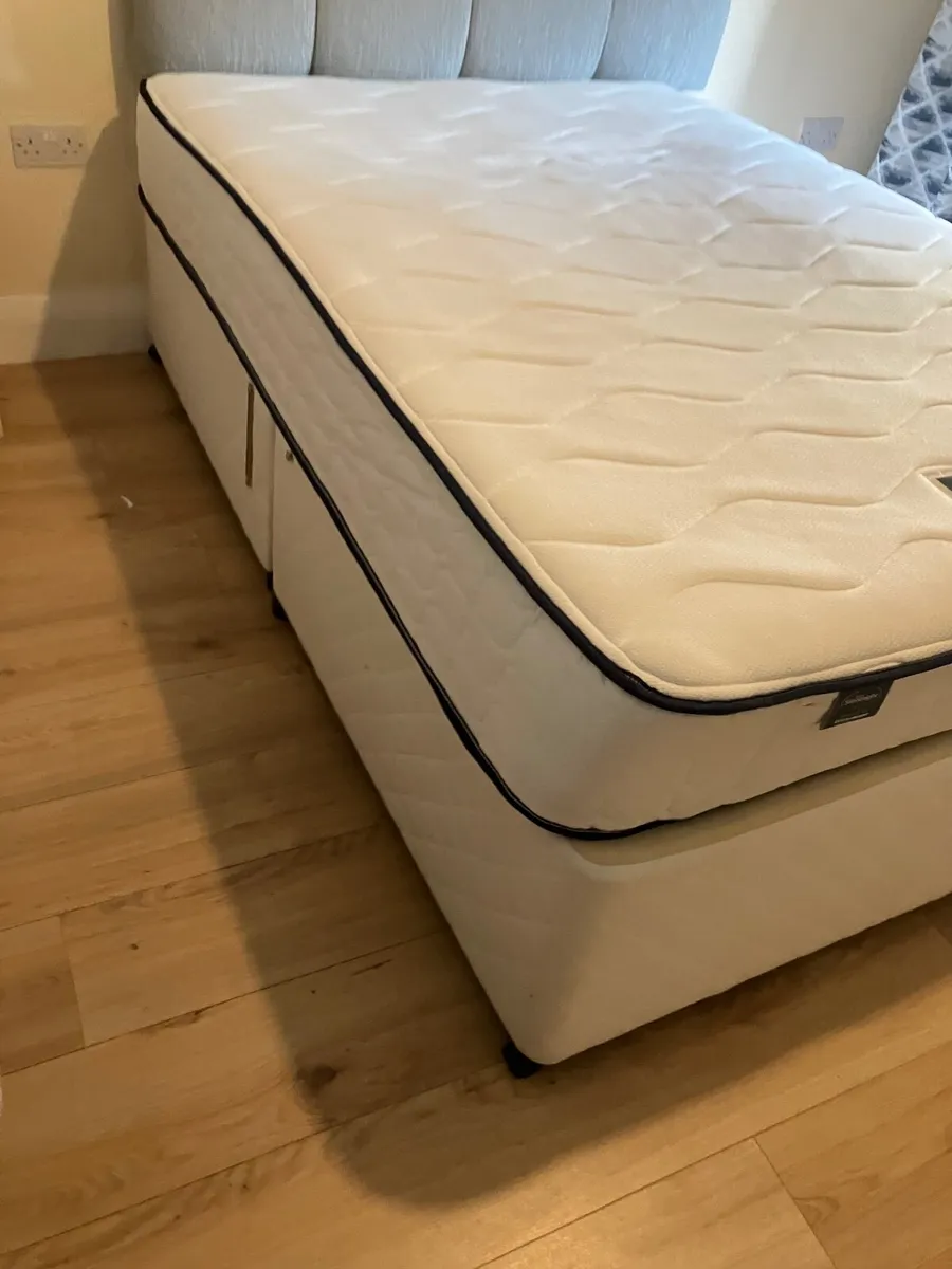 Bed frame headboard and mattress - Image 4