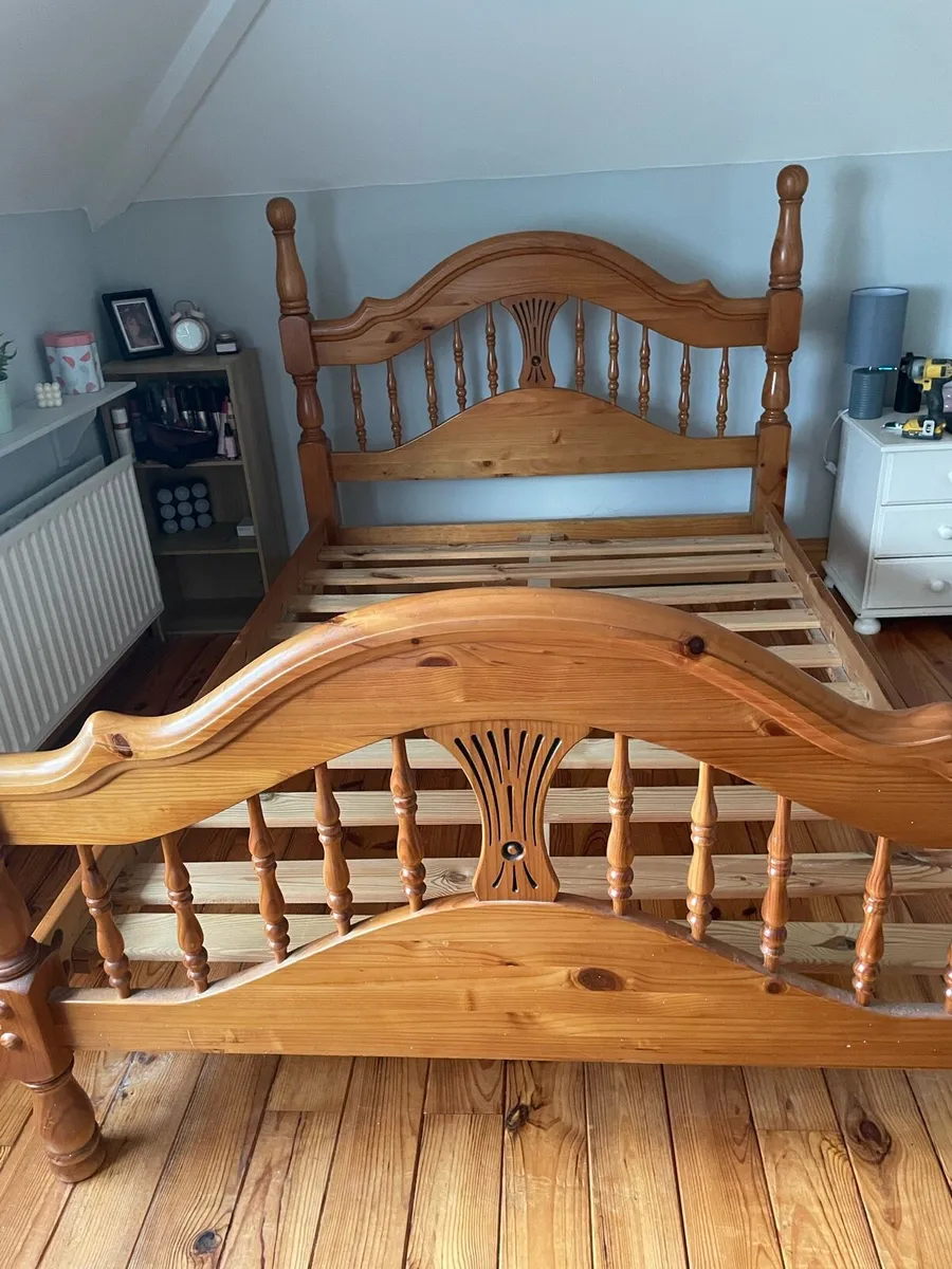 Double bed with wooden frame - Image 1