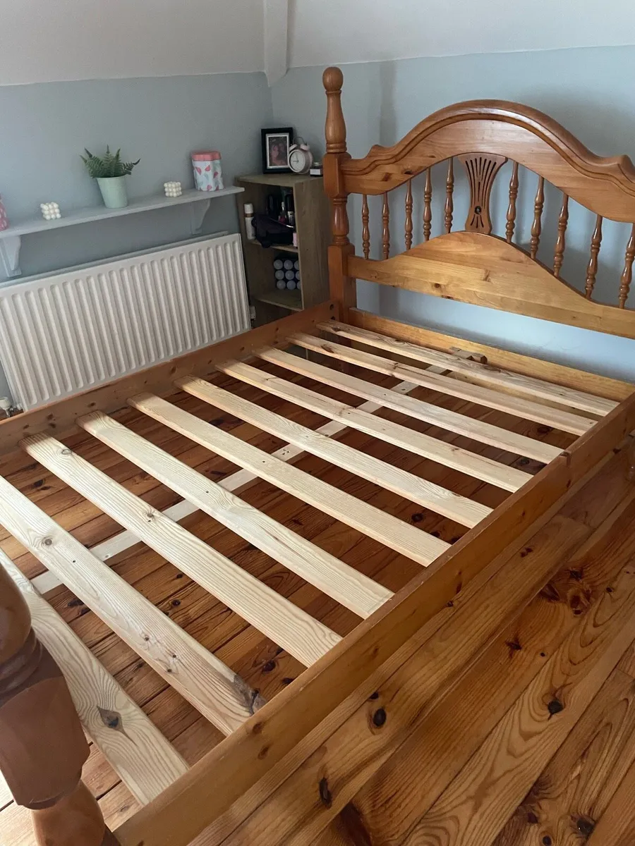 Double bed with wooden frame - Image 2