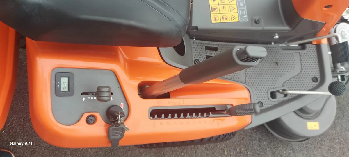 Husqvarna front deck 40" ride on  lawnmower - Image 2