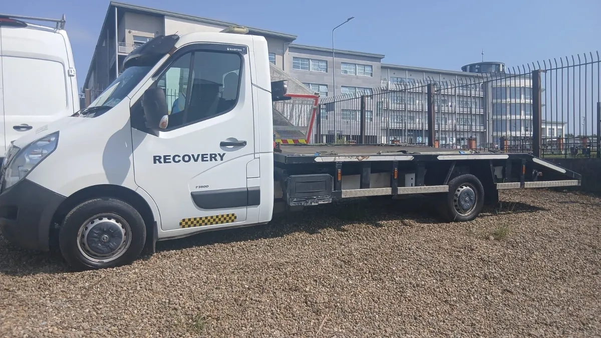 Opel recovery truck - Image 1