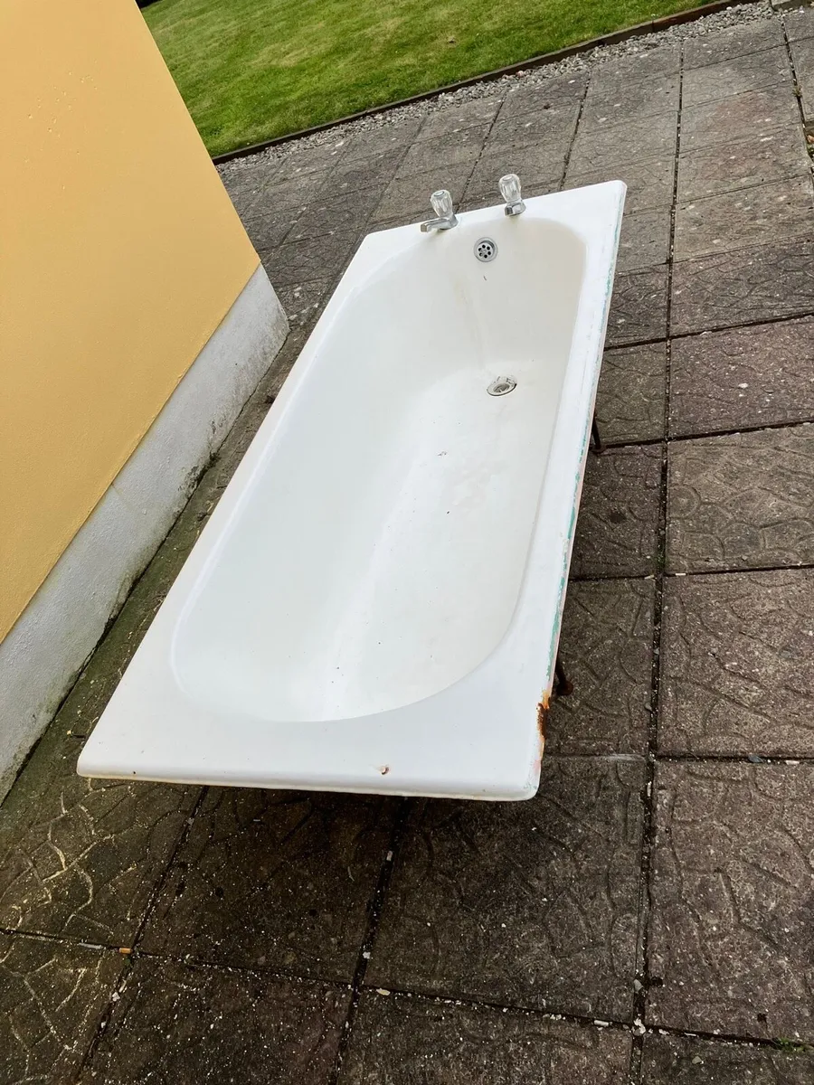 Cast iron bath tub - Image 1
