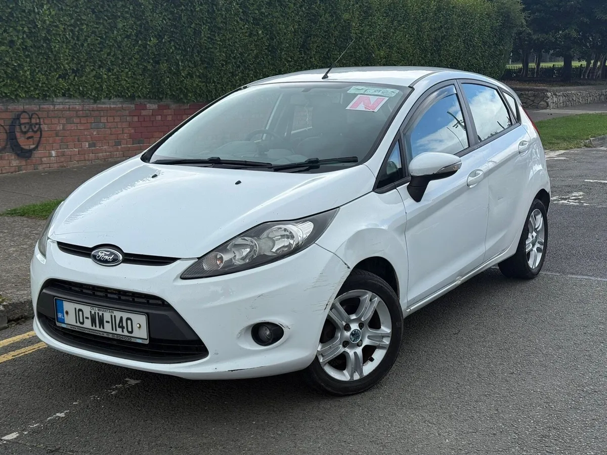 White Ford fiesta - Image 1