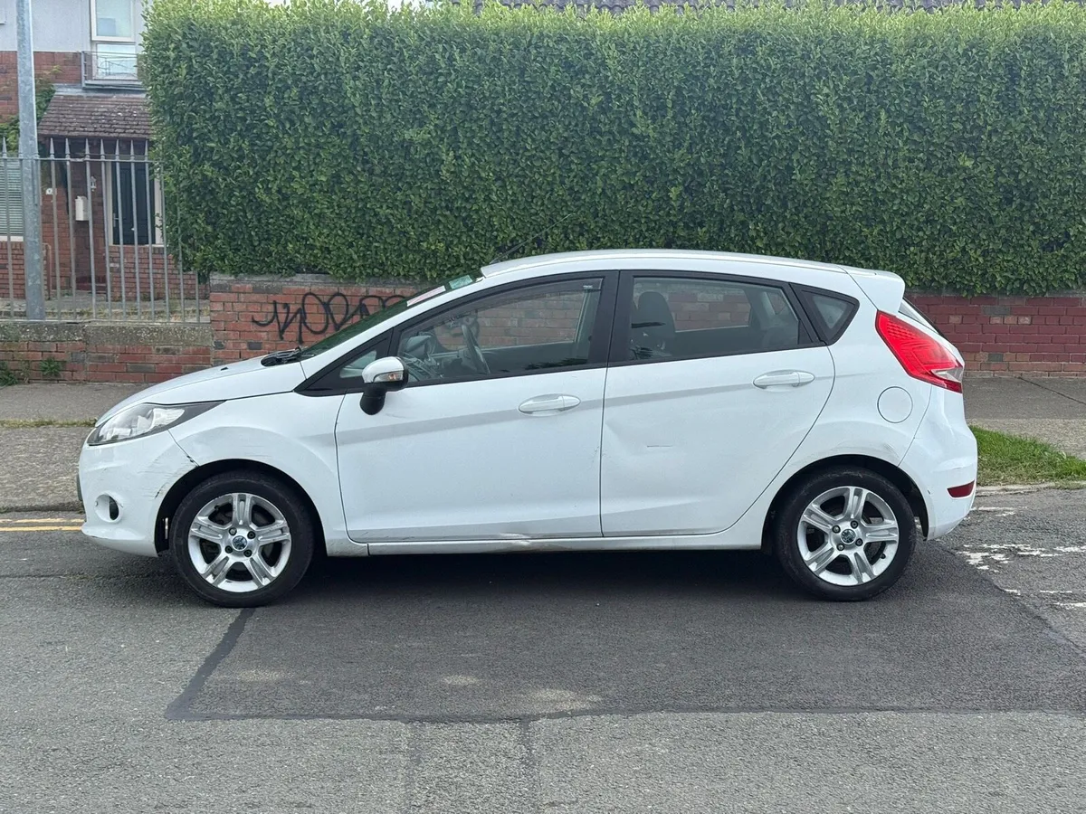 White Ford fiesta - Image 2