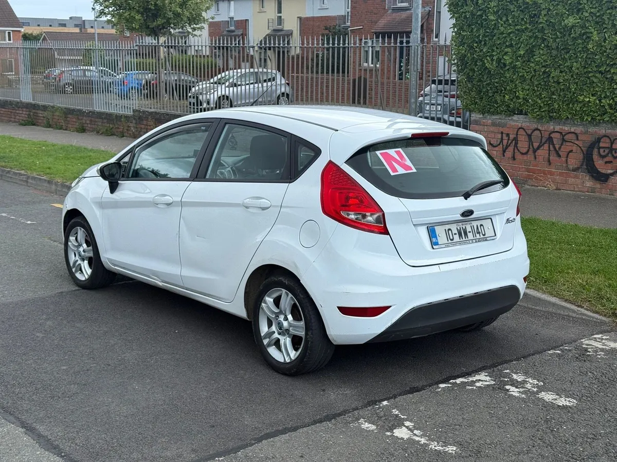 White Ford fiesta - Image 3