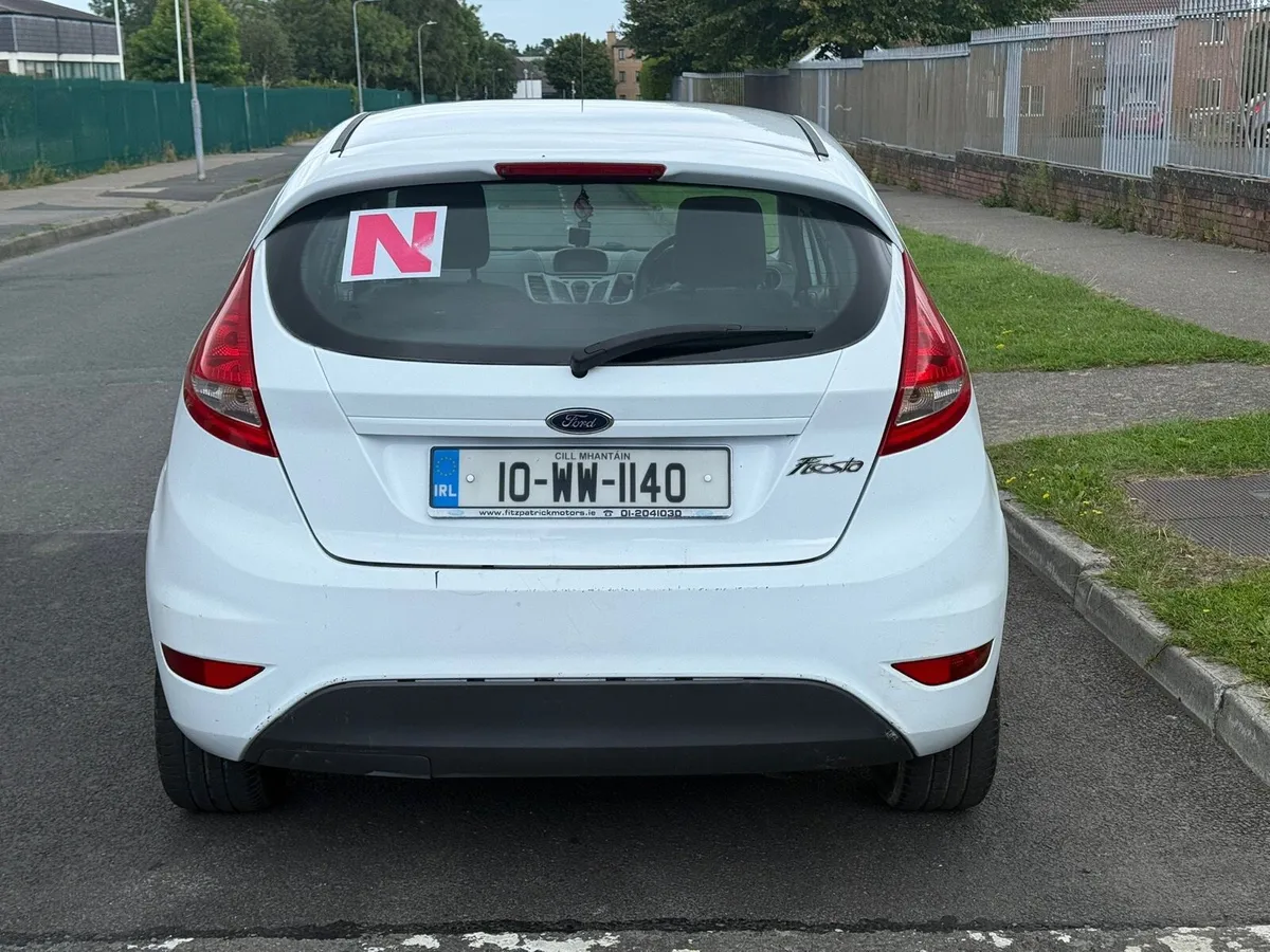 White Ford fiesta - Image 4