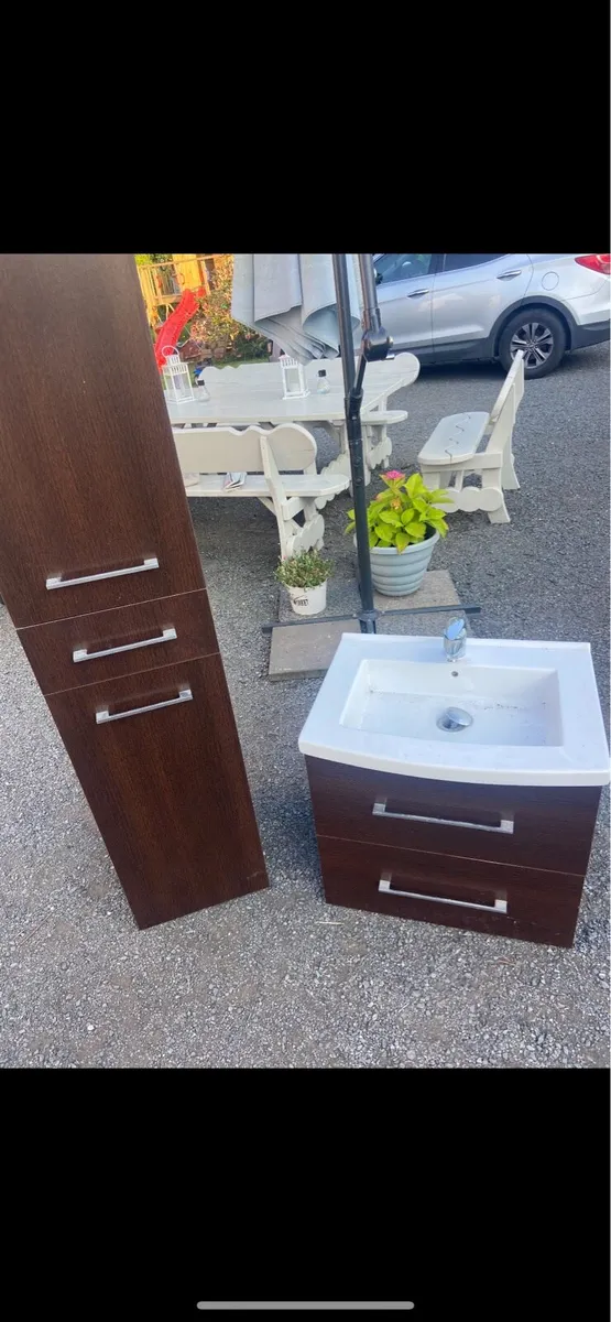Bathroom unit and sink - Image 1