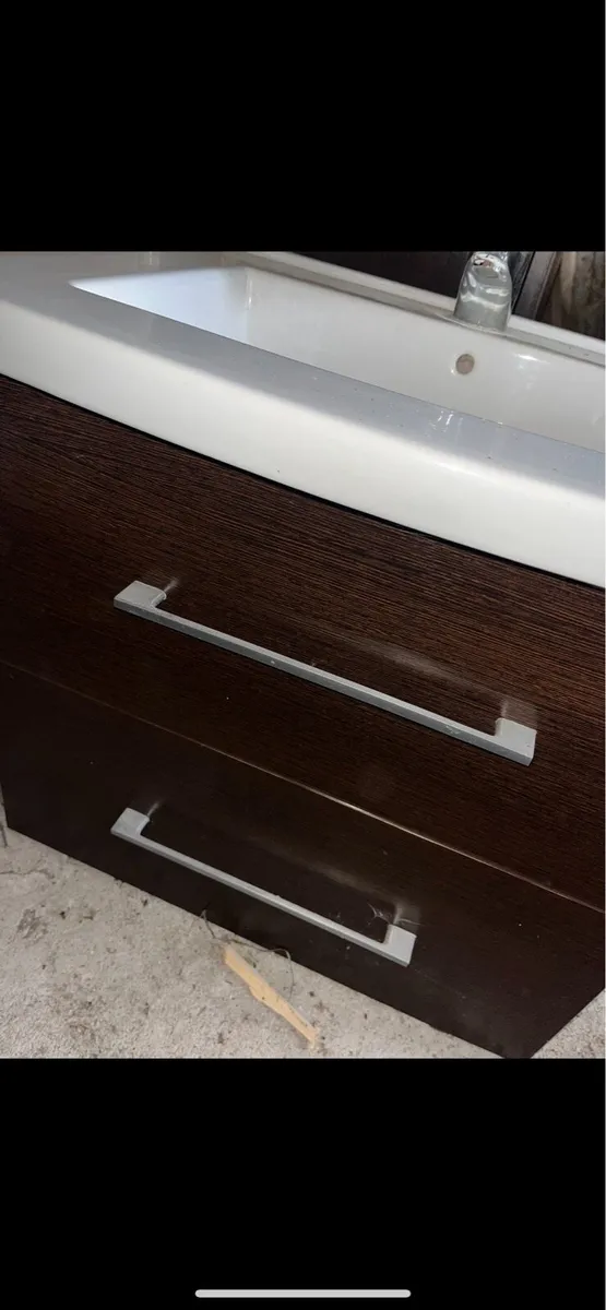 Bathroom unit and sink - Image 2
